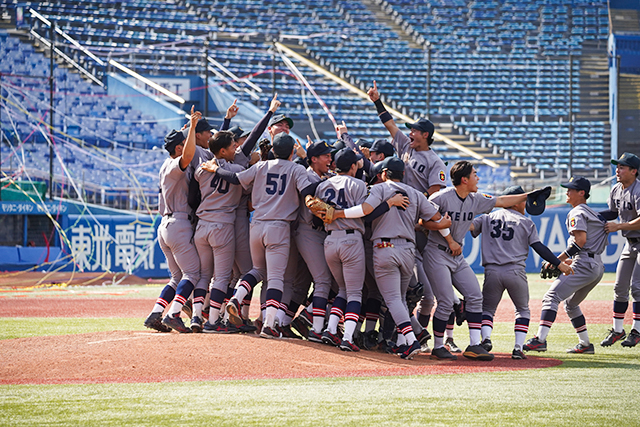 優勝が決まった瞬間、マウンドに駆け寄って喜ぶナインの写真
