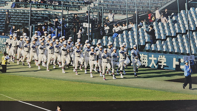 マスターズ甲子園大会開会式での入場行進の写真