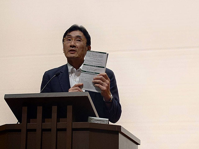 東京都高校野球連盟の加盟校説明会で、マスターズ甲子園を説明する筆者＝東京・表参道の青山学院高等部PS講堂の写真