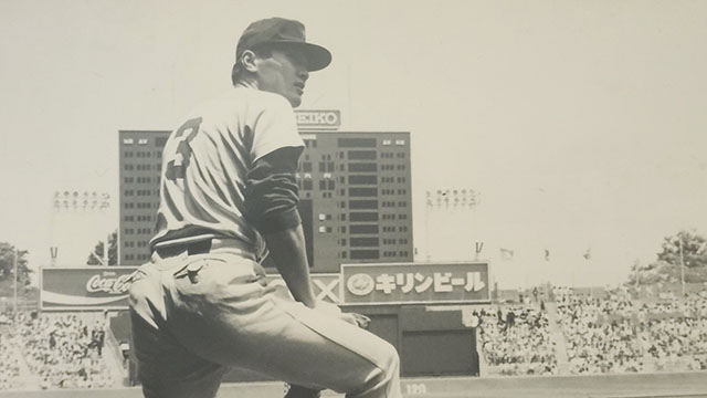 慶応スポーツからいただいた。最後の早慶戦のベンチでの様子。「背番号３」が好きですの写真