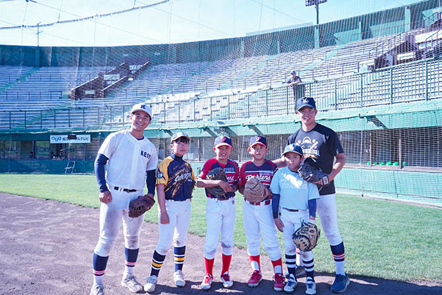 旭川市での野球教室 深谷翼 (刈谷・理4)、山本勇太 (慶應湘南藤沢・政2)の写真