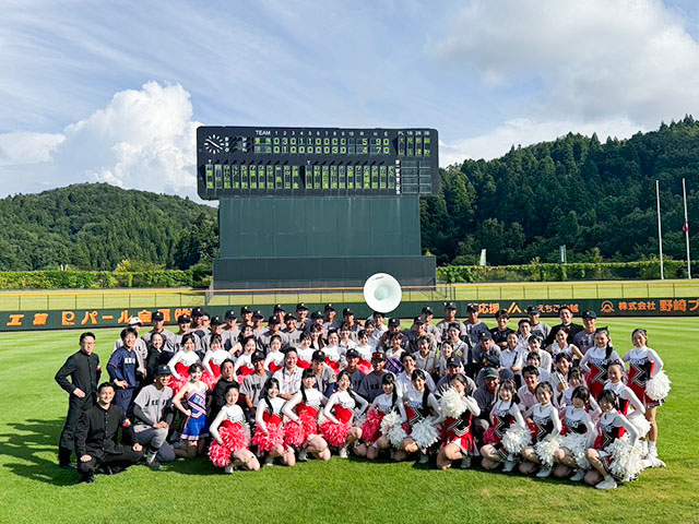 応援団との集合写真の写真