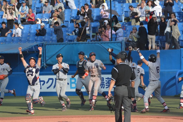 0510法政①　サヨナラ勝利を喜ぶベンチ