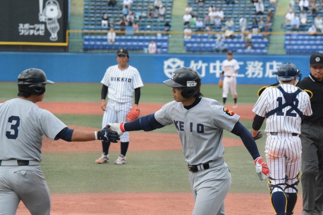 0517立教①　4回に1点差に詰め寄る本塁打を放った谷田