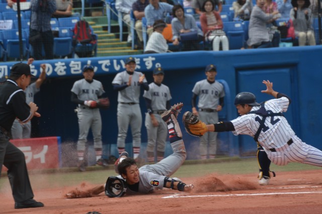 0927立教①　ランニングホームランで本塁に飛び込む山本泰