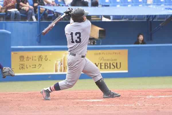 1008明治②　リーグ戦通算20号目を放ち、東京六大学野球の連続試合本塁打記録を5に更新した岩見