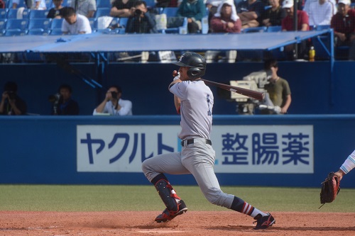 1027早稲田①4打数3安打の活躍で、勝利に貢献した柳町